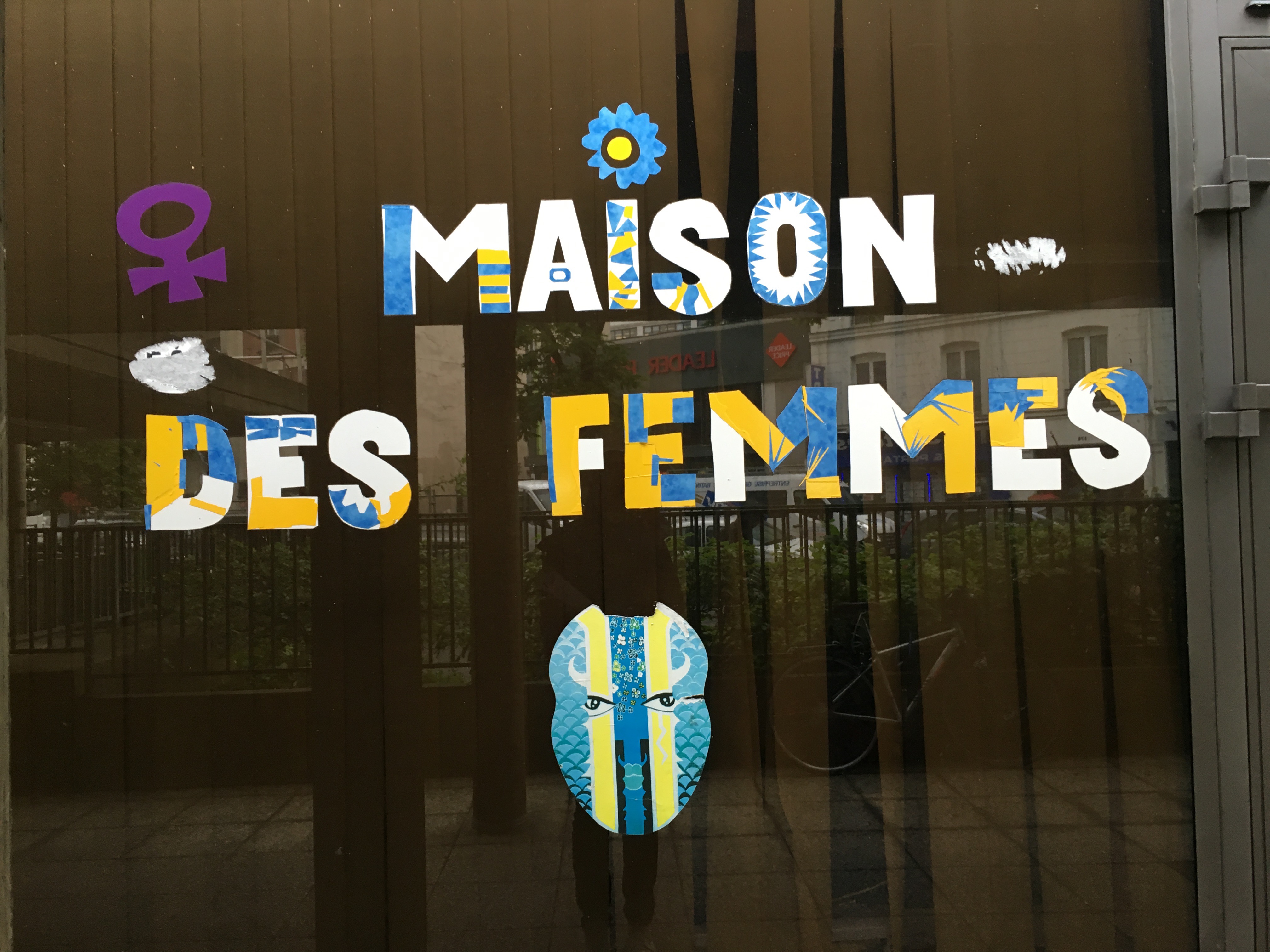 wall that says "Maison des femmes"